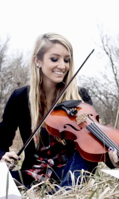 Blonde-Girl-Playing-Violin