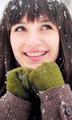 Brunette-With-Green-Gloves-In-Snow