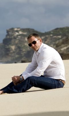 Daniel-Craig-On-Beach