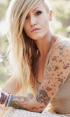 Blonde-Model-With-Tattoes