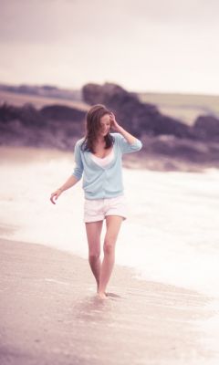 Girl-Walking-On-The-Beach