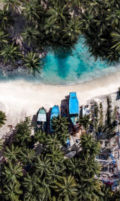 aerial photography of three boats on island wallpaper